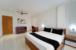 Classic Room | Desk, free WiFi - Super Collection O Kottayam (Kottayam)
