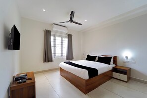 Classic Room | Desk, free WiFi - Super Collection O Kottayam (Kottayam)