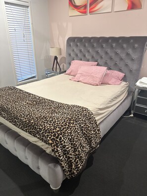 Room - Cozy Room Rental in Caloundra West with Private Facilities (Caloundra West)