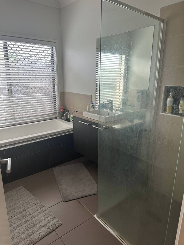 Bathroom - Cozy Room Rental in Caloundra West with Private Facilities (Caloundra West)