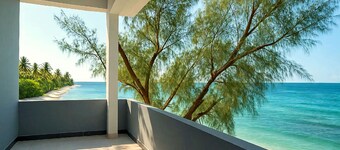 Balcone con vista sull'oceano — Uroa 2BR Beachfront