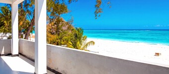 Ocean-View Balcony - Uroa 2 bedroom Beachfront apt