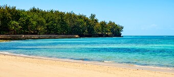 Balkon mit Meerblick — Uroa 2BR Beachfront