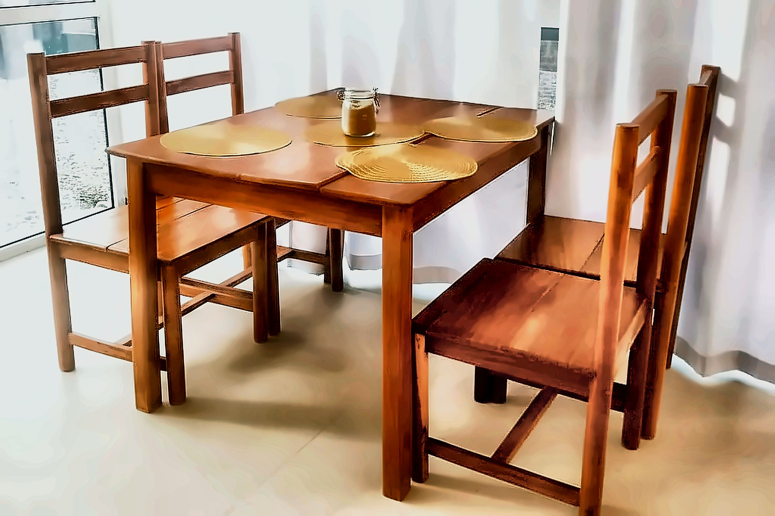 Une table à manger en bois, avec quatre chaises, un bocal en verre et deux sets de table.