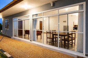 Outdoor dining - Private Beachfront Apartment with Ocean Views in Zanzibar (Zanzibar, Uroa)