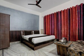 Escritorio, wifi gratis y ropa de cama 