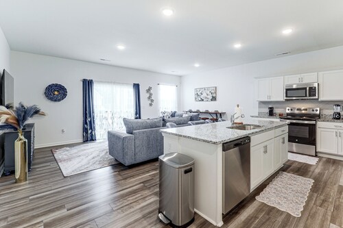 3 Mi to Wilson! Sleek Townhome w/ Screened Porch