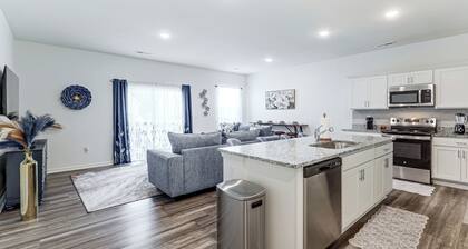 3 Mi to Wilson! Sleek Townhome w/ Screened Porch