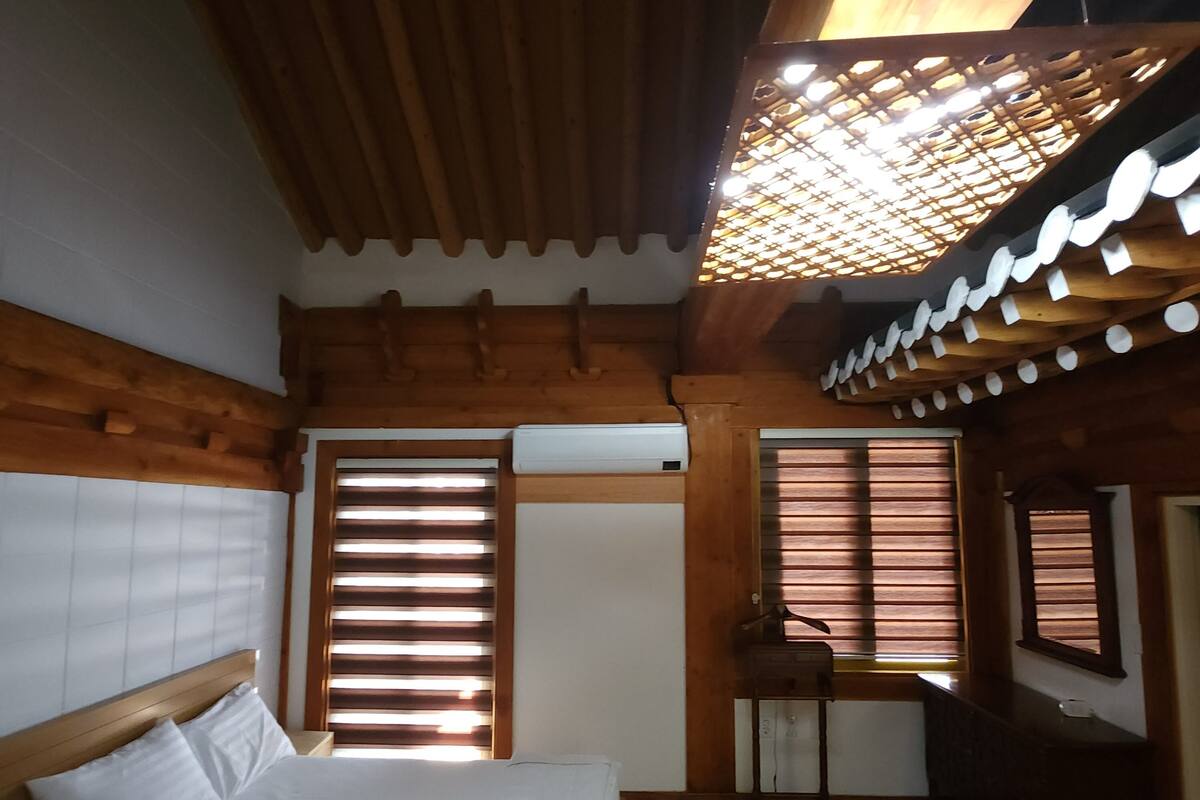 Habitación doble Deluxe, balcón, vista al jardín | Escritorio, espacio para trabajar con laptop y cortinas blackout