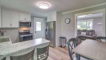 Coffee/tea maker, fridge, microwave, stovetop