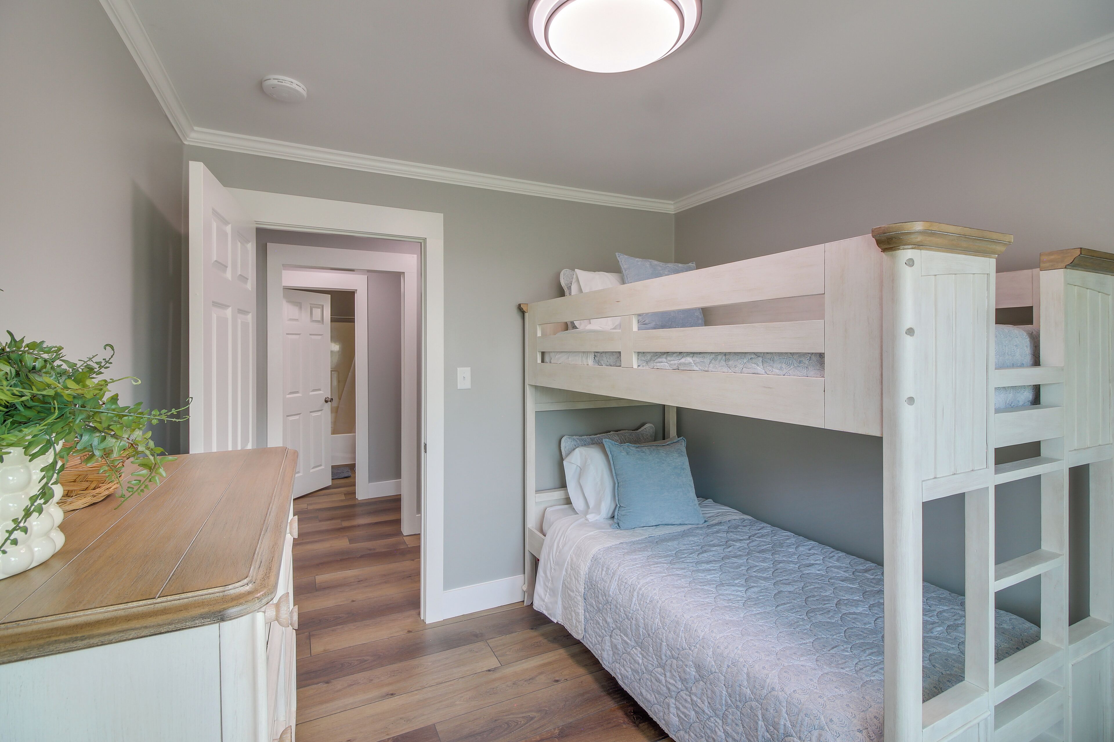 3 bedrooms, iron/ironing board, travel crib, internet