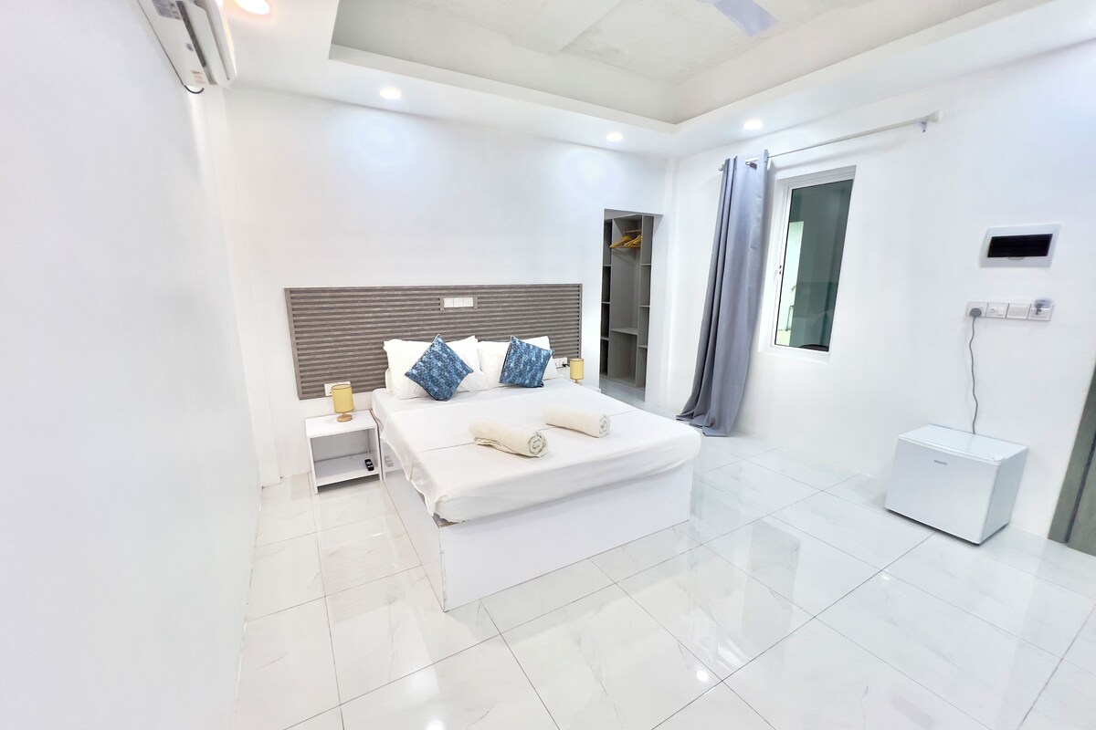 Habitación Confort con 1 cama doble o 2 individuales, patio | Caja fuerte, escritorio, tabla de planchar con plancha y wifi gratis