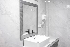 Shower, free toiletries, hair dryer, slippers - Aquatic Mathiveri (Alifu Alifu Mathiveri)