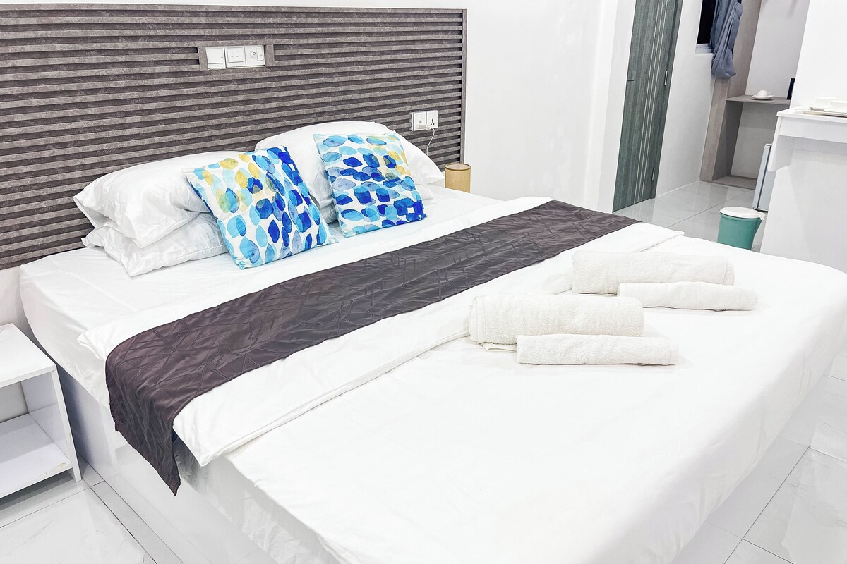 Habitación básica doble, patio | Caja fuerte, escritorio, tabla de planchar con plancha y wifi gratis