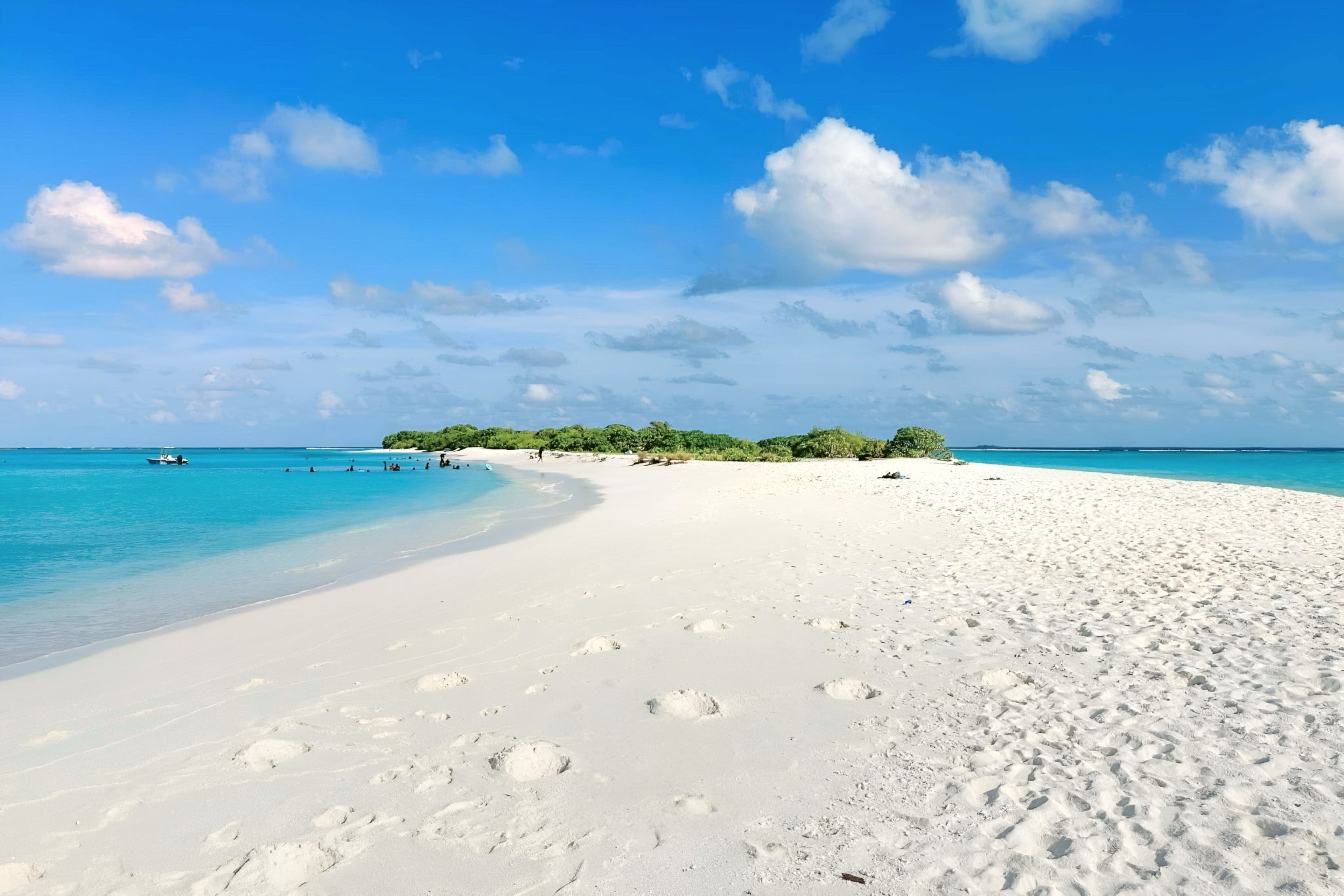 Una playa con arena blanca y agua cristalina.