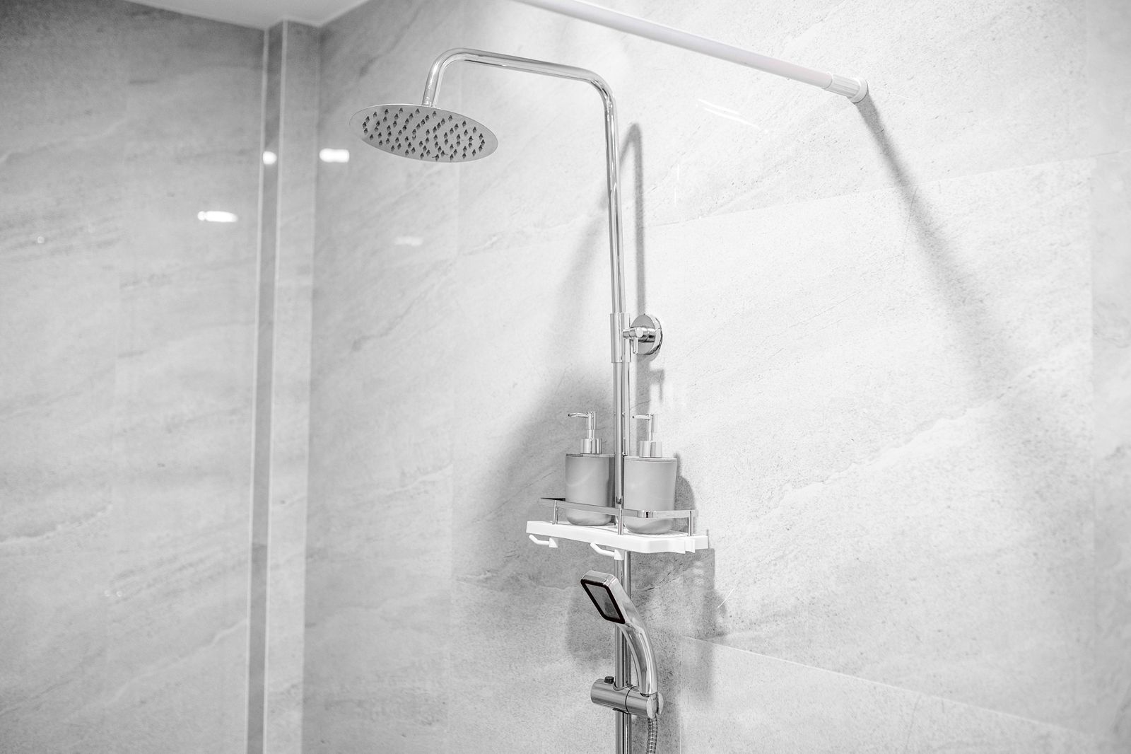 Dusche, kostenlose Toilettenartikel, Haartrockner, Hausschuhe