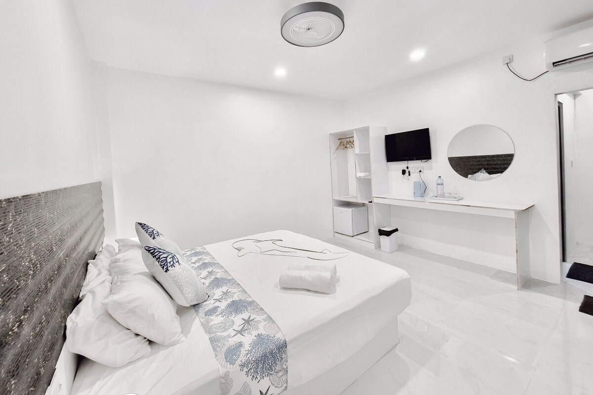 Habitación familiar con 1 cama doble o 2 individuales, patio, vistas a la ciudad | Caja fuerte, escritorio, tabla de planchar con plancha y wifi gratis