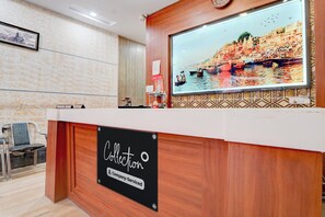 Una mesa de recepción con un letrero que dice 'Collection Company-Serviced'.