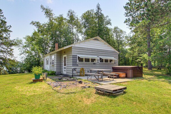 Outdoor dining - Long Lake Getaway w/ Dock & Hot Tub in Bigfork (Bigfork)