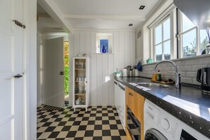 Kitchen - Lovely holiday home centrally located in Bergen in delightful surroundings. (Bergen)