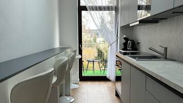 Wasserkocher mit Kaffee-/Teezubehör, Kühlschrank, Mikrowelle, Ofen