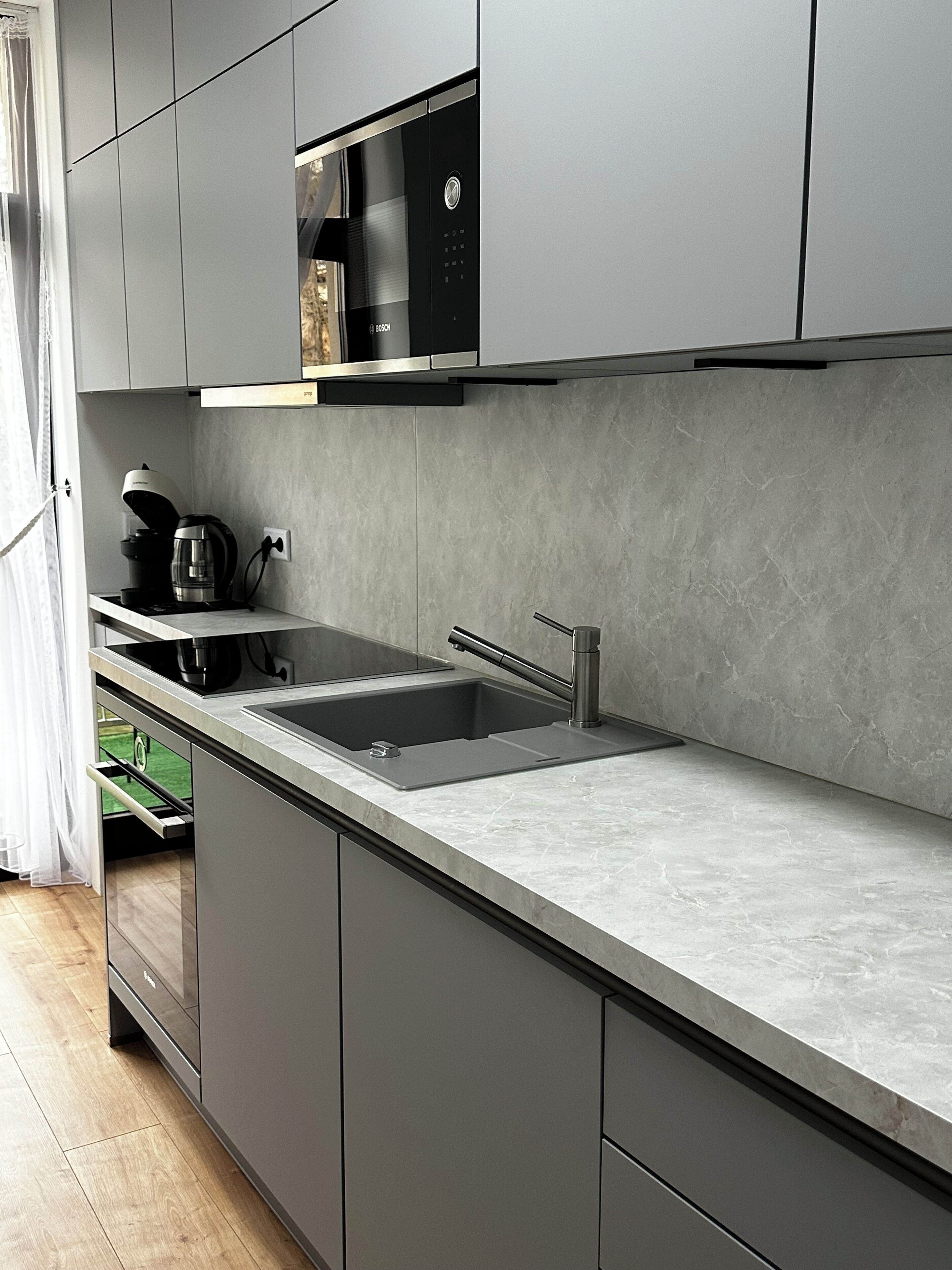 Wasserkocher mit Kaffee-/Teezubehör, Kühlschrank, Mikrowelle, Ofen