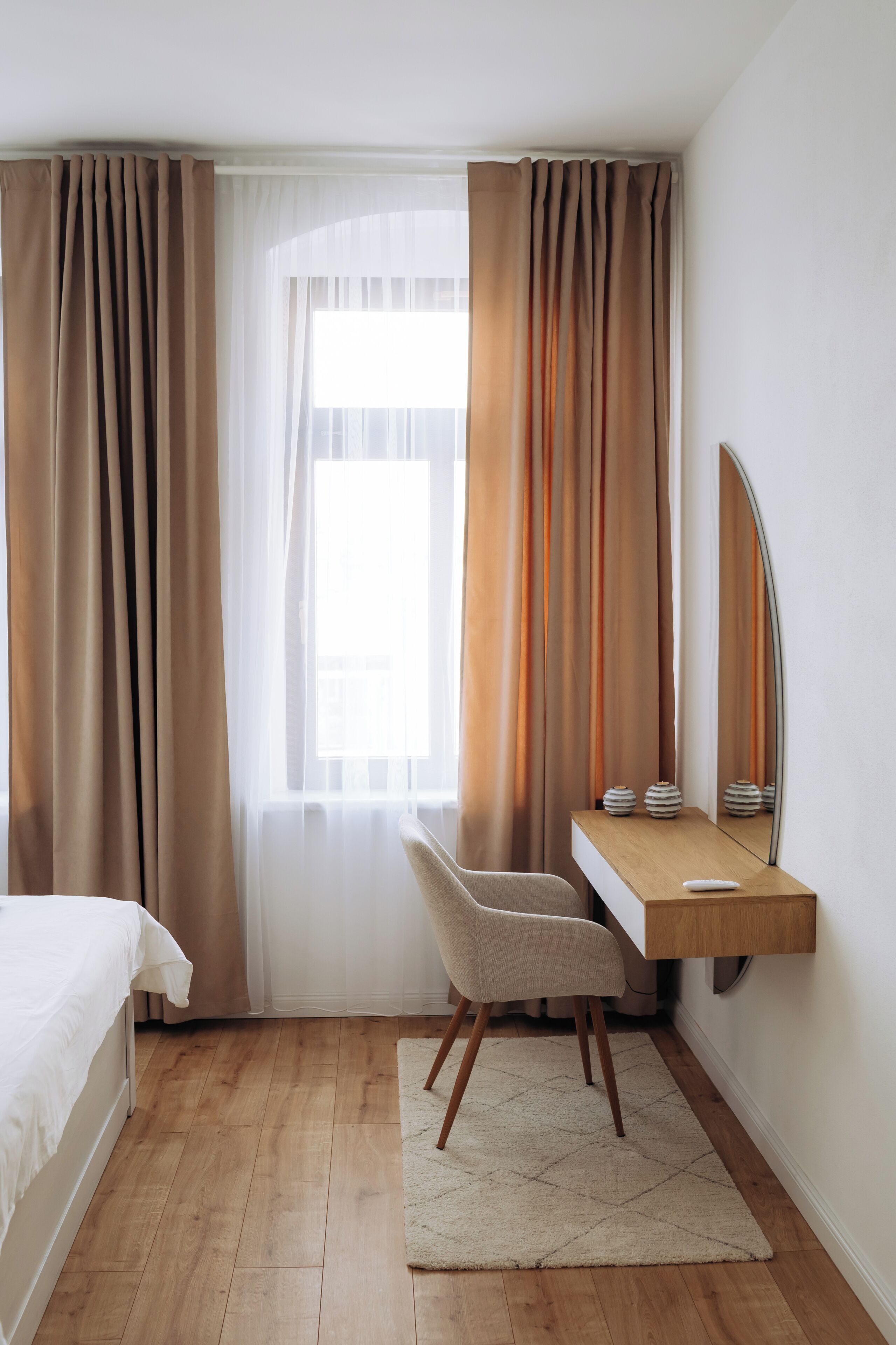 4 chambres, coffres-forts dans les chambres, bureau