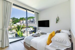 Una habitación de hotel con una cama grande, un televisor de pantalla plana y vistas a la ciudad.