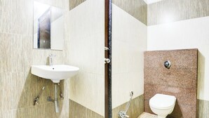Ein Badezimmer mit Waschbecken, Toilette und Dusche.