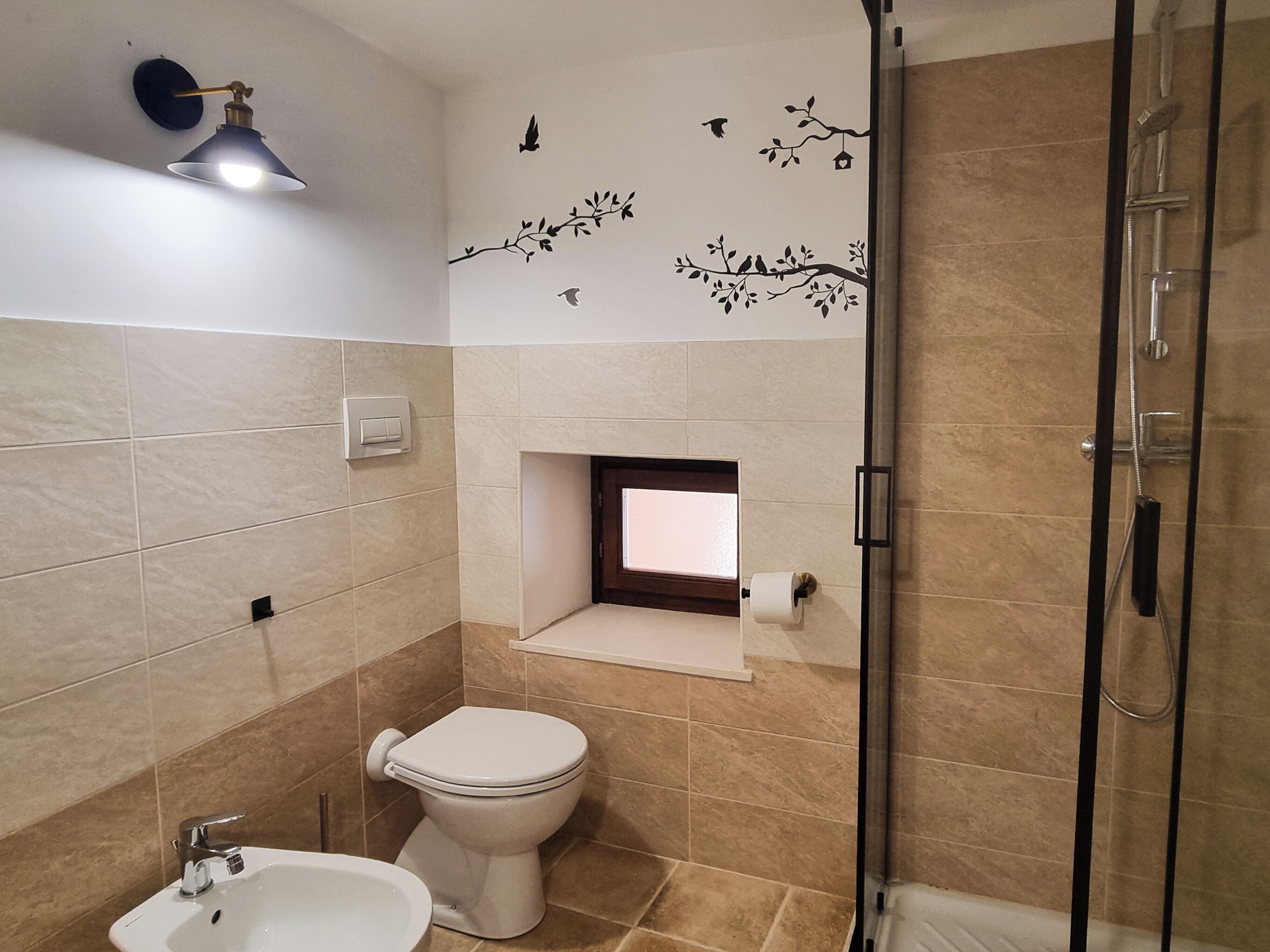 Douche, sèche-cheveux, bidet, serviettes fournies