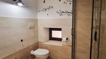 Douche, sèche-cheveux, bidet, serviettes fournies