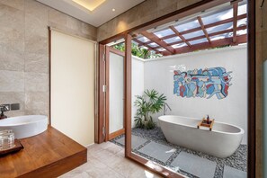 免费洗浴用品、吹风机、拖鞋、坐浴桶