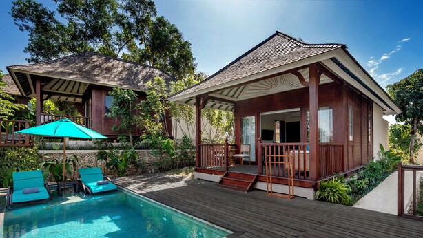 A wooden deck with a pool, lounge chairs, and a covered seating area. - Emana Aruna (Penida Island)