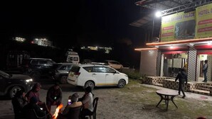 Un hotel con restaurante y estacionamiento gratuito.