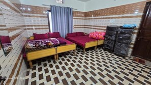 Desk, laptop workspace, free WiFi - Hotel Shyama palace (Janki Chatti)