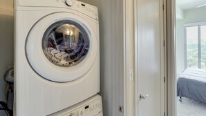 Lavadora Whirlpool Duet de carga frontal en un cuarto de lavado con puerta que da a un balcón.
