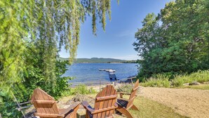 A lakeside view with wooden chairs and a picnic table. - Lake Champlain Studio: Fish, Play & Relax (Willsboro)