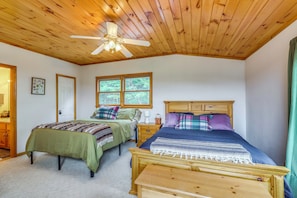A bedroom with two beds, a ceiling fan, and a window with a view of trees. - Stunning Views & Sunrises! Pappy's Place in Murphy (Murphy)