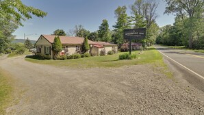A small lodging establishment with a signboard indicating its name and location. - Gather Lakeside at Willsboro Inn on Lake Champlain (Willsboro)
