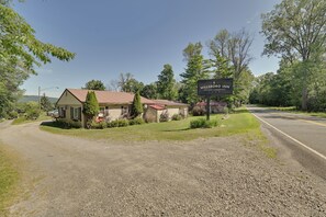 A small lodging establishment with a signboard indicating its name and location. - Gather Lakeside at Willsboro Inn on Lake Champlain (Willsboro)