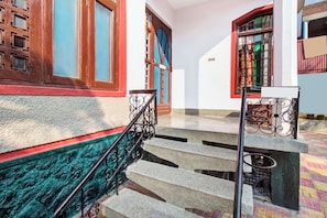 Property grounds - Collection O Brein Nishat (Srinagar)