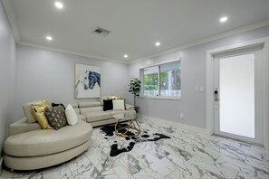 Living area - < 3 Mi to Hard Rock Stadium! Family-Friendly Home (Miami Gardens)
