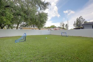 Un pati amb zona tancada, una porteria de futbol i un arbre.