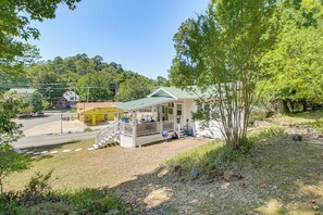 A cabin with a porch, a small deck, and a green roof. - Walk to Bathhouse Row! Historic Gem w/ Yard (Hot Springs)