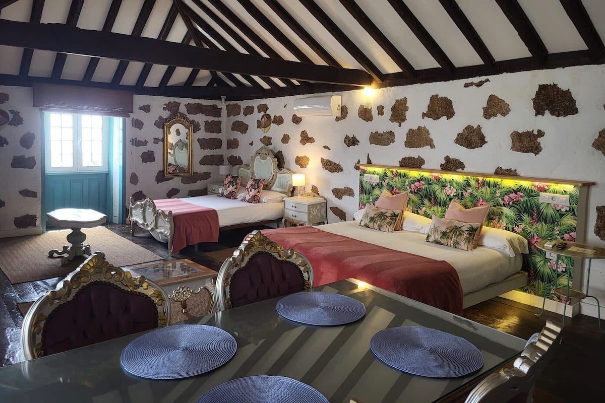 Quarto, vista para o pátio | Cofres nos quartos, ferros/tábuas de passar roupa, Wi-Fi de cortesia