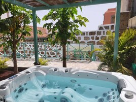 Bañera de hidromasaje exterior