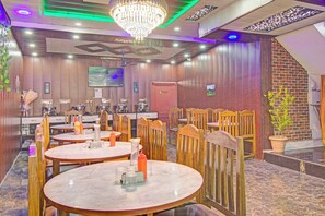 Dining - Collection O Kursoo Rajbagh (Srinagar)