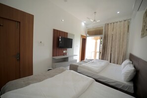 Desk, laptop workspace, free WiFi - Amrit Sunshine (Ayodhya)