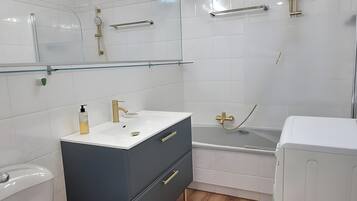 Dusche, Haartrockner, Handtücher