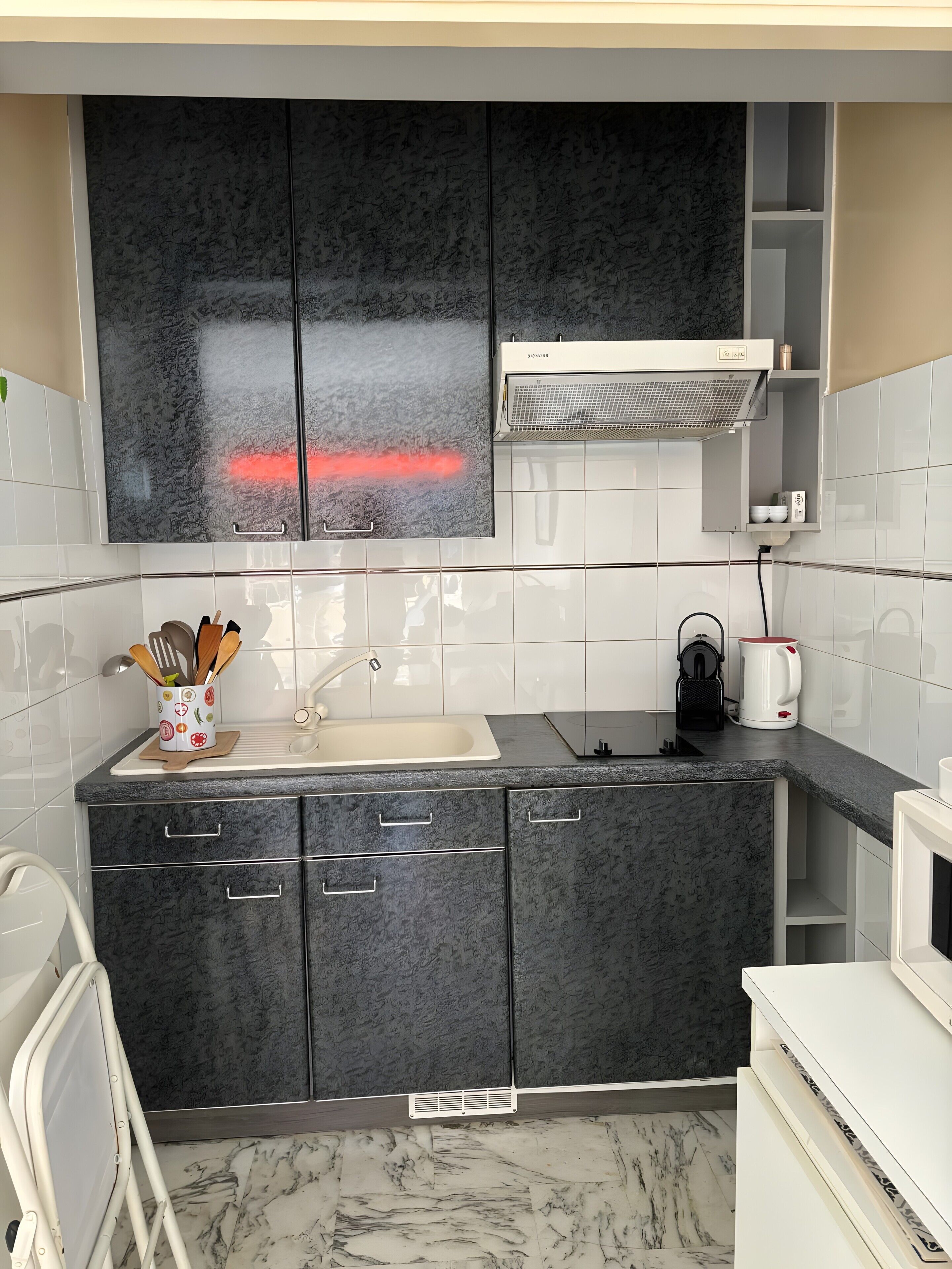 Wasserkocher mit Kaffee-/Teezubehör, Kühlschrank, Mikrowelle, Ofen